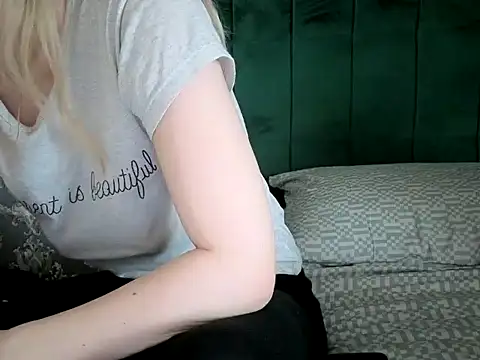 nicole77745 online show from April 2, 10:33 am