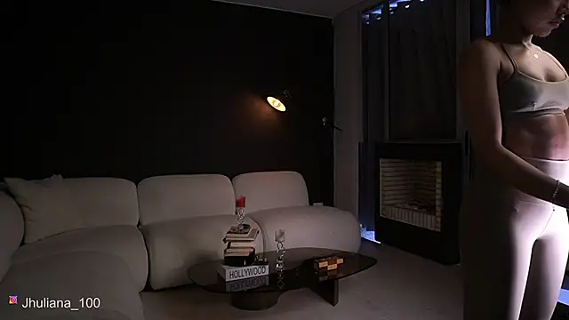 paulacora100 online show from April 1, 9:01 pm