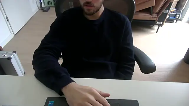 taallguyy 196 online show from December 17, 11:04 am