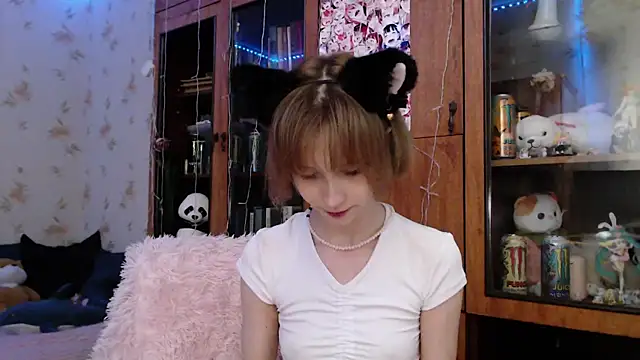 Snapshot of cloudgirrl chatting on February 17, 8:27 pm cloudgirrl online show from February 17, 8:27 pm