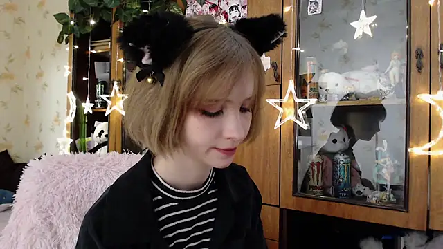 Snapshot of cloudgirrl chatting on March 19, 8:32 pm cloudgirrl online show from March 19, 8:32 pm