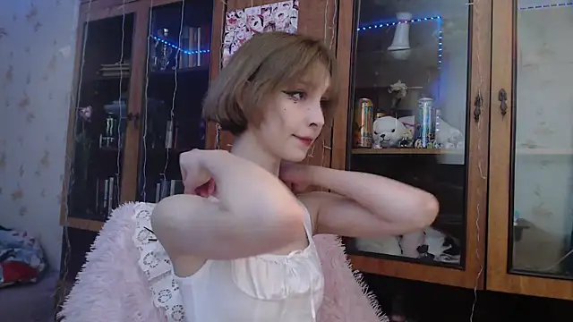 Snapshot of cloudgirrl chatting on February 13, 9:38 pm cloudgirrl online show from February 13, 9:38 pm