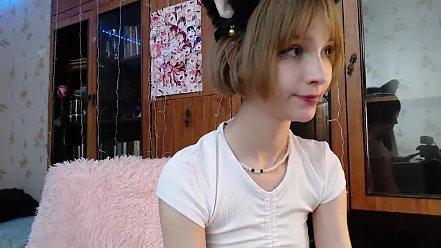 Snapshot of cloudgirrl chatting on February 12, 12:05 am cloudgirrl online show from February 12, 12:05 am