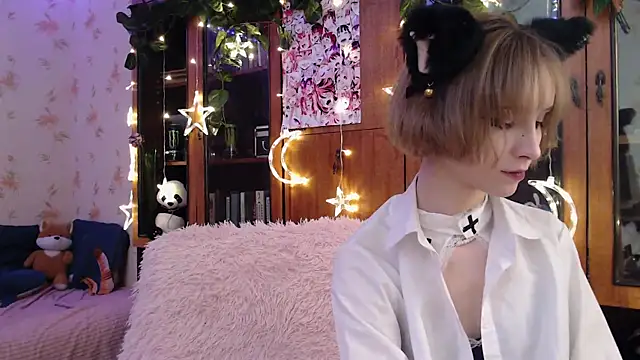 Snapshot of cloudgirrl chatting on February 26, 10:04 pm cloudgirrl online show from February 26, 10:04 pm