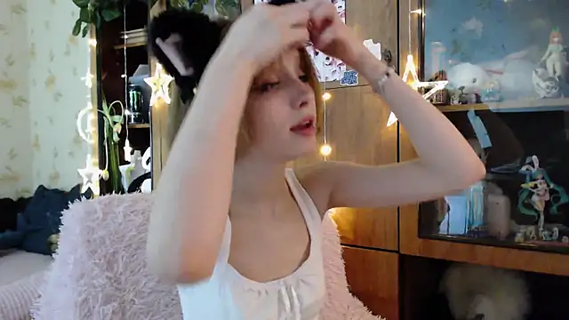 Snapshot of cloudgirrl chatting on March 16, 3:39 pm cloudgirrl online show from March 16, 3:39 pm