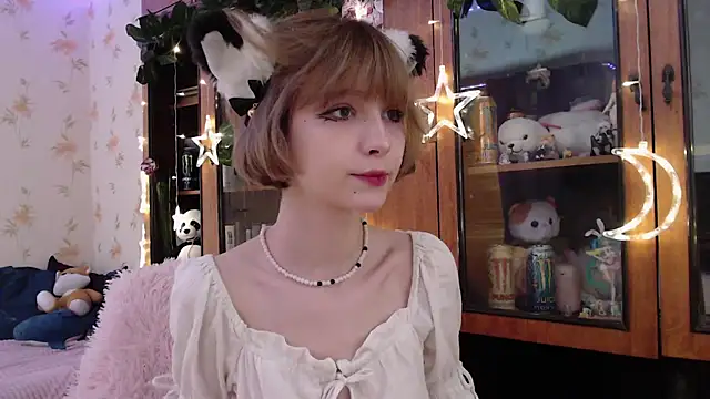 Snapshot of cloudgirrl chatting on March 1, 10:10 pm cloudgirrl online show from March 1, 10:10 pm