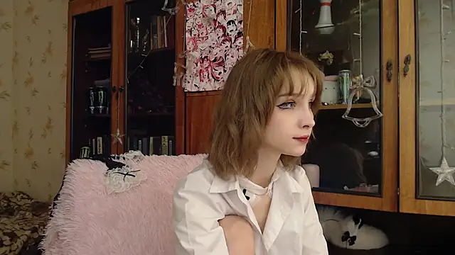 Snapshot of cloudgirrl chatting on February 3, 8:13 pm cloudgirrl online show from February 3, 8:13 pm