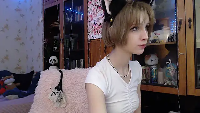 Snapshot of cloudgirrl chatting on February 15, 10:52 pm cloudgirrl online show from February 15, 10:52 pm