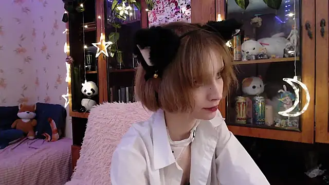 Snapshot of cloudgirrl chatting on February 27, 1:08 am cloudgirrl online show from February 27, 1:08 am