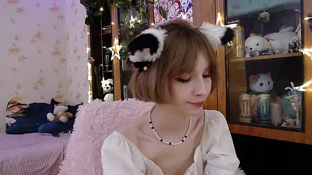 Snapshot of cloudgirrl chatting on March 2, 4:17 am cloudgirrl online show from March 2, 4:17 am