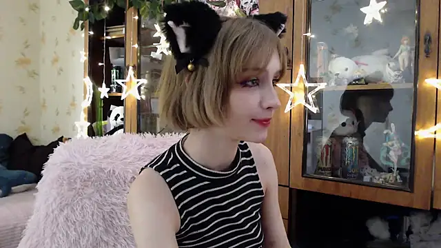 Snapshot of cloudgirrl chatting on March 22, 5:17 am cloudgirrl online show from March 22, 5:17 am