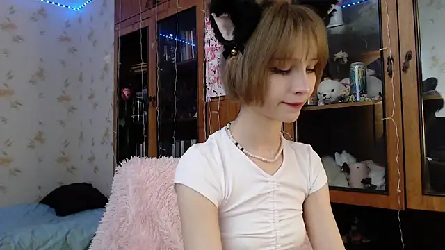 Snapshot of cloudgirrl chatting on February 11, 8:52 pm cloudgirrl online show from February 11, 8:52 pm