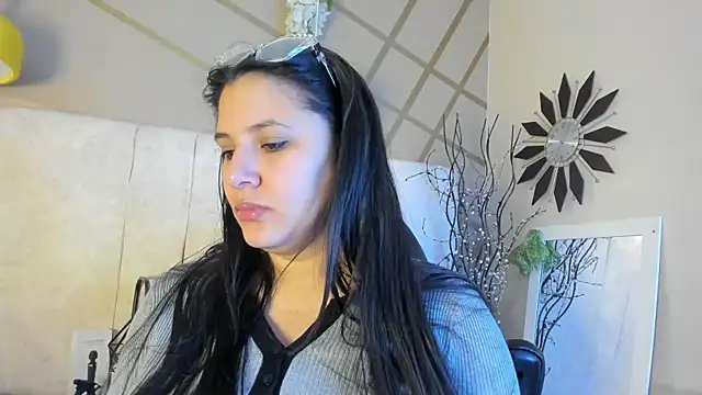 frreeya online show from February 14, 1:00 pm