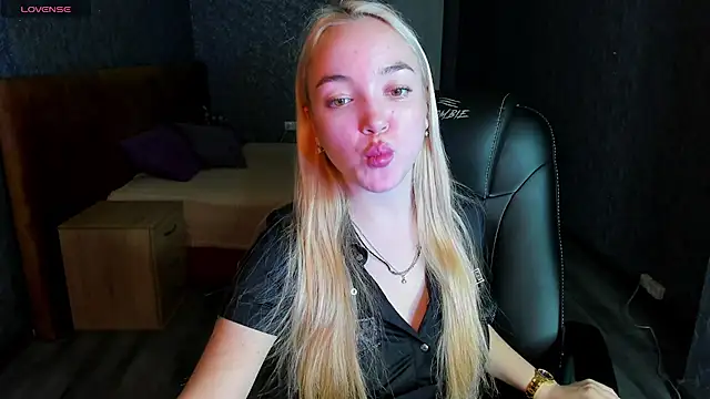Snapshot of Christy_Little chatting on February 28, 8:20 am Christy Little online show from February 28, 8:20 am
