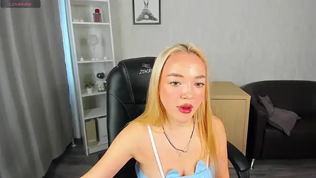 Snapshot of Christy_Little chatting on March 5, 7:38 am Christy Little online show from March 5, 7:38 am