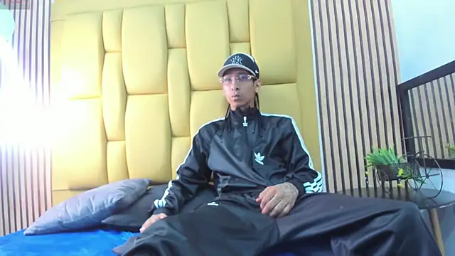 Snapshot of mikeegun chatting on February 15, 11:06 am mikeegun online show from February 15, 11:06 am