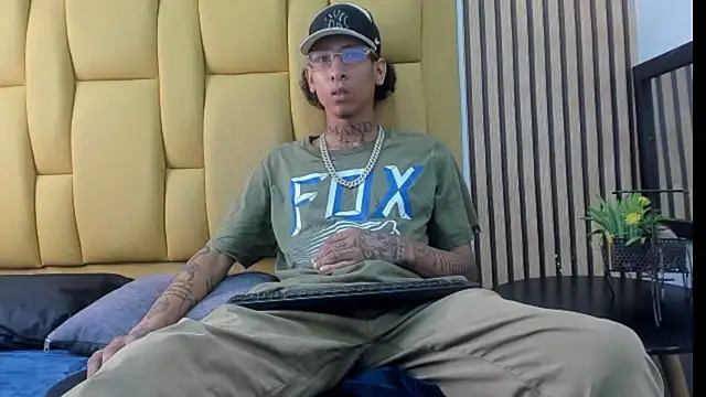 Snapshot of mikeegun chatting on January 25, 11:34 am mikeegun online show from January 25, 11:34 am