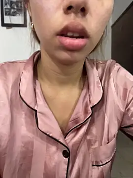 Snapshot of Aaliyah_Salma chatting on May 17, 3:45 pm Aaliyah Salma online show from May 17, 3:45 pm