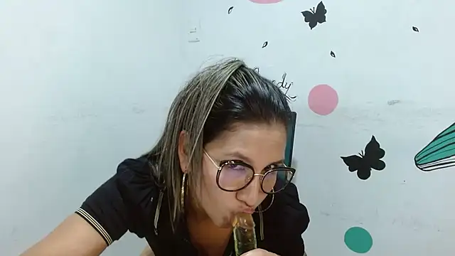 Snapshot of Benett_Lea chatting on December 5, 10:28 pm Benett Lea online show from December 5, 10:28 pm