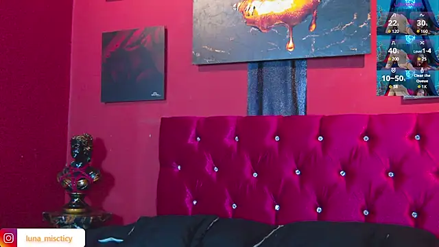 Snapshot of Lunamistyc chatting on November 12, 7:40 pm Lunamistyc online show from November 12, 7:40 pm