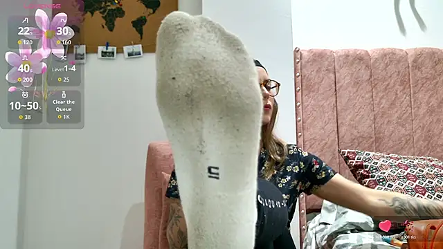 Snapshot of Emmy_petit chatting on February 1, 2:21 am Emmy petit online show from February 1, 2:21 am