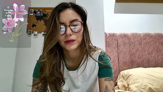 Emmy petit online show from March 13, 1:43 am