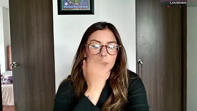 Snapshot of Emmy_petit chatting on November 19, 7:36 pm Emmy petit online show from November 19, 7:36 pm