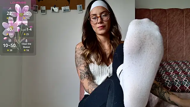 Snapshot of Emmy_petit chatting on February 7, 6:05 pm Emmy petit online show from February 7, 6:05 pm