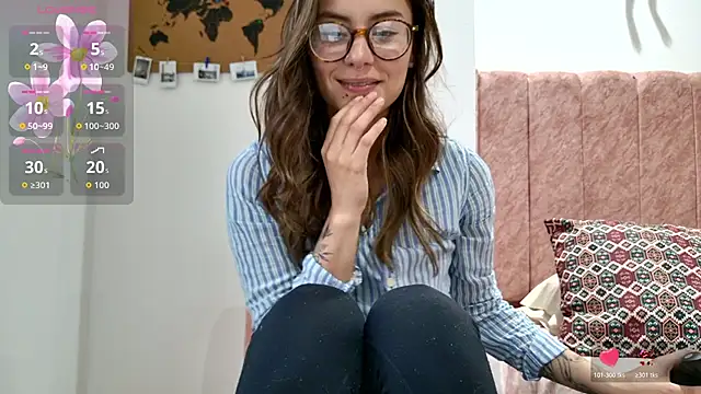 Snapshot of Emmy_petit chatting on February 8, 11:02 pm Emmy petit online show from February 8, 11:02 pm