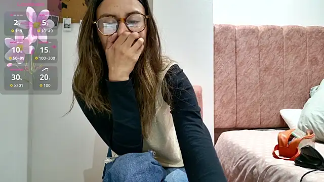 Snapshot of Emmy_petit chatting on February 26, 1:38 am Emmy petit online show from February 26, 1:38 am