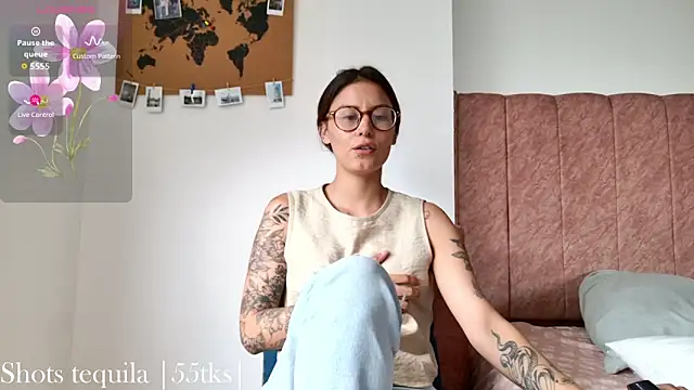 Snapshot of Emmy_petit chatting on February 28, 7:02 pm Emmy petit online show from February 28, 7:02 pm