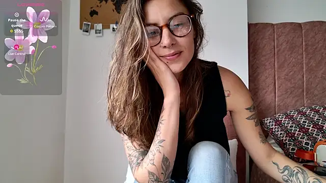 Snapshot of Emmy_petit chatting on February 6, 5:09 pm Emmy petit online show from February 6, 5:09 pm