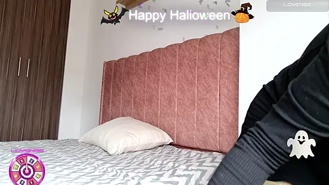 Snapshot of Emmy_petit chatting on October 28, 3:11 pm Emmy petit online show from October 28, 3:11 pm