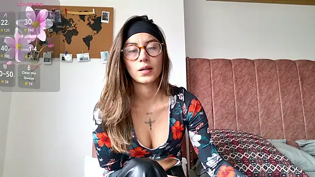 Snapshot of Emmy_petit chatting on February 5, 5:42 pm Emmy petit online show from February 5, 5:42 pm