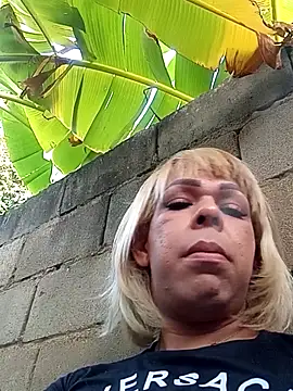 Snapshot of blondebitchlitle chatting on February 11, 10:09 pm blondebitchlitle online show from February 11, 10:09 pm