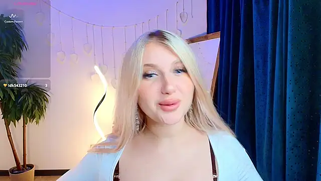 Snapshot of Evacadooo chatting on February 10, 2:32 am Evacadooo online show from February 10, 2:32 am