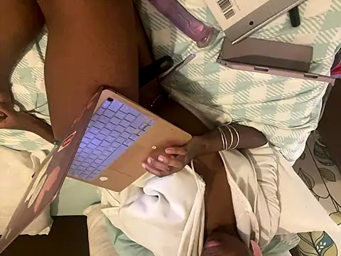 Snapshot of iveedie017 chatting on December 5, 8:49 pm iveedie017 online show from December 5, 8:49 pm