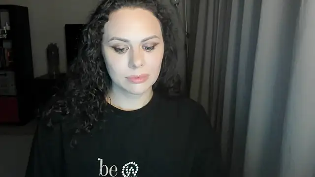 Snapshot of MollyCheiz chatting on June 17, 9:47 pm MollyCheiz online show from June 17, 9:47 pm