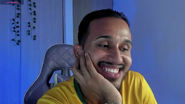 Snapshot of Raf_brunette chatting on February 2, 10:20 pm Raf brunette online show from February 2, 10:20 pm