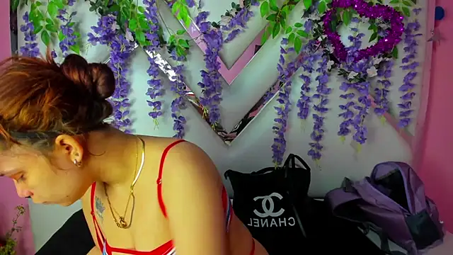 Snapshot of MelanyCarter18 chatting on October 14, 1:23 pm MelanyCarter18 online show from October 14, 1:23 pm