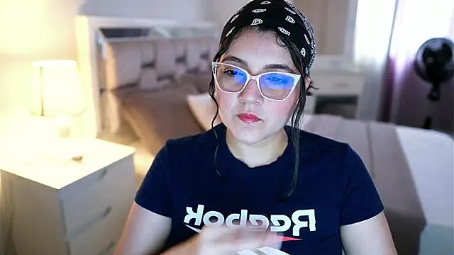 Snapshot of Camilaa_bueno chatting on February 15, 9:36 pm Camilaa bueno online show from February 15, 9:36 pm