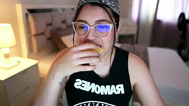 Snapshot of Camilaa_bueno chatting on February 22, 7:04 pm Camilaa bueno online show from February 22, 7:04 pm