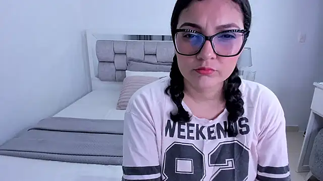 Snapshot of Camilaa_bueno chatting on June 6, 11:54 pm Camilaa bueno online show from June 6, 11:54 pm