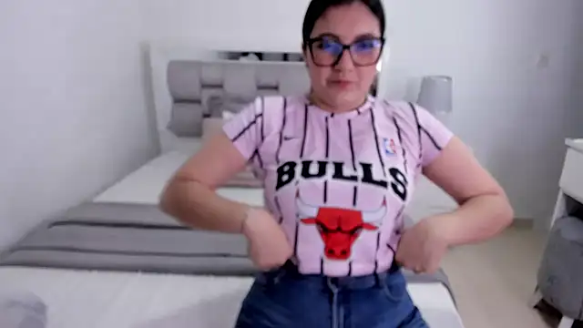 Snapshot of Camilaa_bueno chatting on June 24, 11:24 pm Camilaa bueno online show from June 24, 11:24 pm
