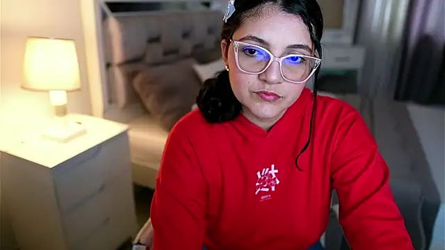 Snapshot of Camilaa_bueno chatting on February 25, 10:31 pm Camilaa bueno online show from February 25, 10:31 pm