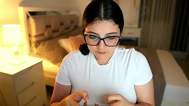 Snapshot of Camilaa_bueno chatting on December 20, 11:18 pm Camilaa bueno online show from December 20, 11:18 pm