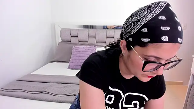 Camilaa bueno online show from April 21, 12:01 am