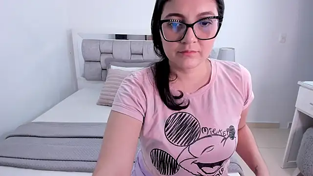 Snapshot of Camilaa_bueno chatting on July 1, 12:44 am Camilaa bueno online show from July 1, 12:44 am