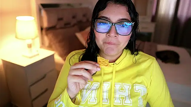 Snapshot of Camilaa_bueno chatting on January 7, 10:04 pm Camilaa bueno online show from January 7, 10:04 pm