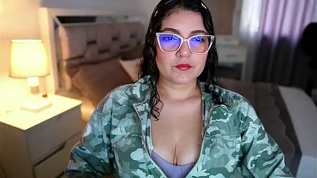 Snapshot of Camilaa_bueno chatting on February 4, 10:05 pm Camilaa bueno online show from February 4, 10:05 pm